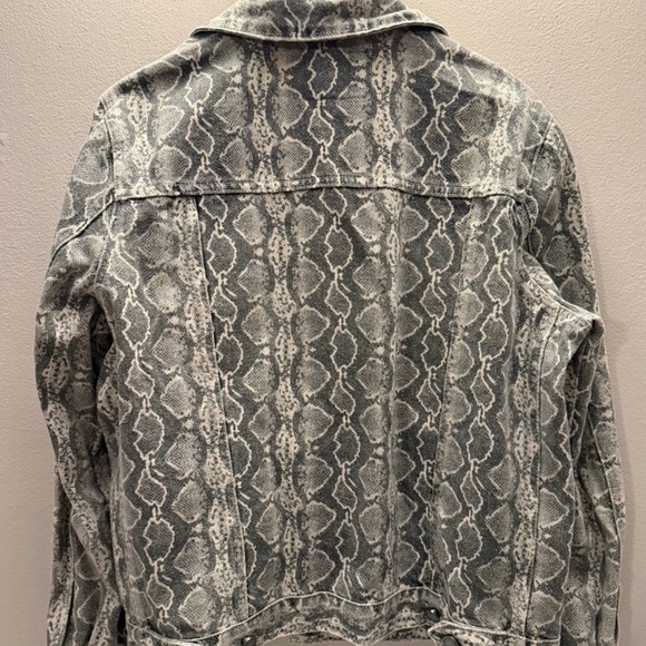 BLANKNYC Snake-Print Jean Jacket in Gray and White - Picture 5 of 5